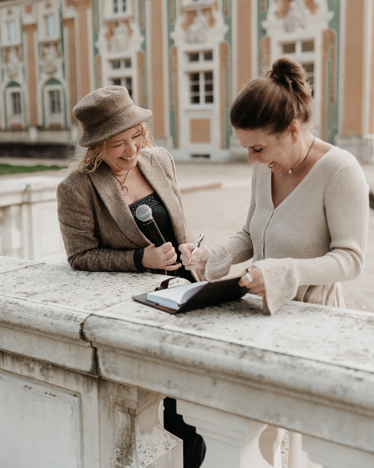 Yvonne und Kerstin Schwuchow besprechen gemeinsam eine Zeremonie