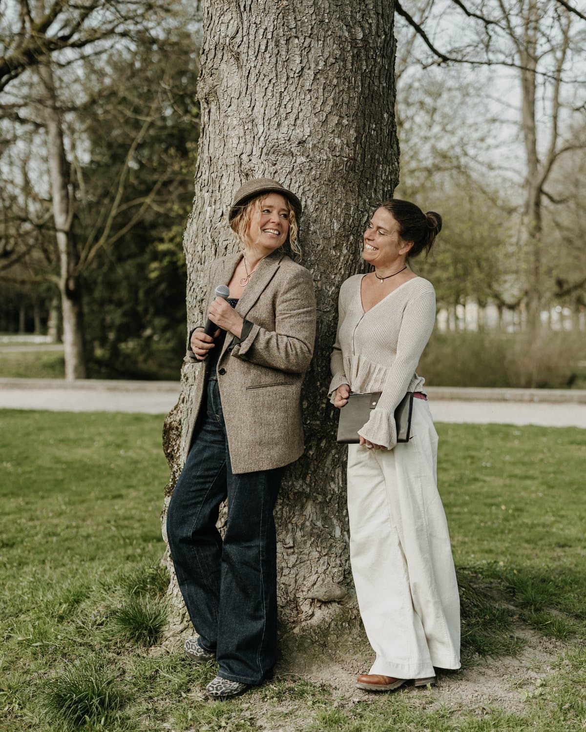Yvonne und Kerstin Schwuchow im Park